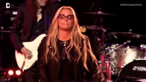 Anastacia - Left Outside Alone (Live 2019) - YouTube