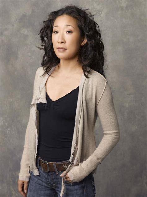Downloaden Sandra Oh 1500 X 2002 Wallpaper | Wallpapers.com