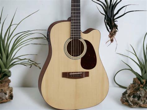 What Size Guitar For 8 Year Old? Buying Guide | GuitarSquid