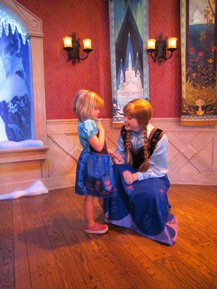 Frozen | Meeting Anna and Elsa in Disneyland - Family Fun Canada