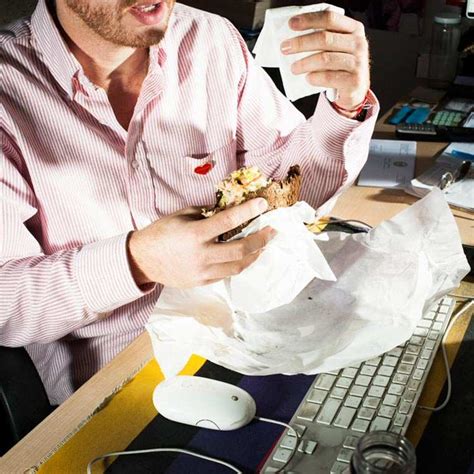 Pausa pranzo in ufficio: per gli esperti "meno computer, più acqua"