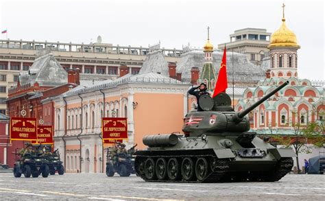Советская атрибутика и георгиевские ленты. В Москве прошла репетиция ...