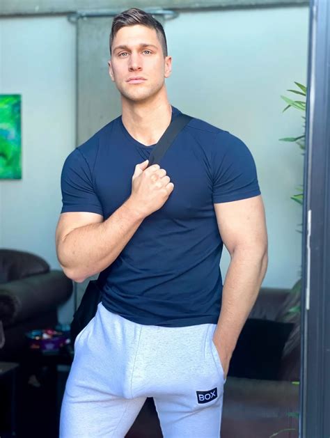 Kyle Hynick tiene algo grande que llamó la atención de Box Menswear