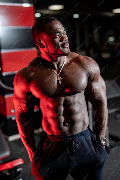Hombre negro sexy sin camisa en el gimnasio persona sexy fuerte
