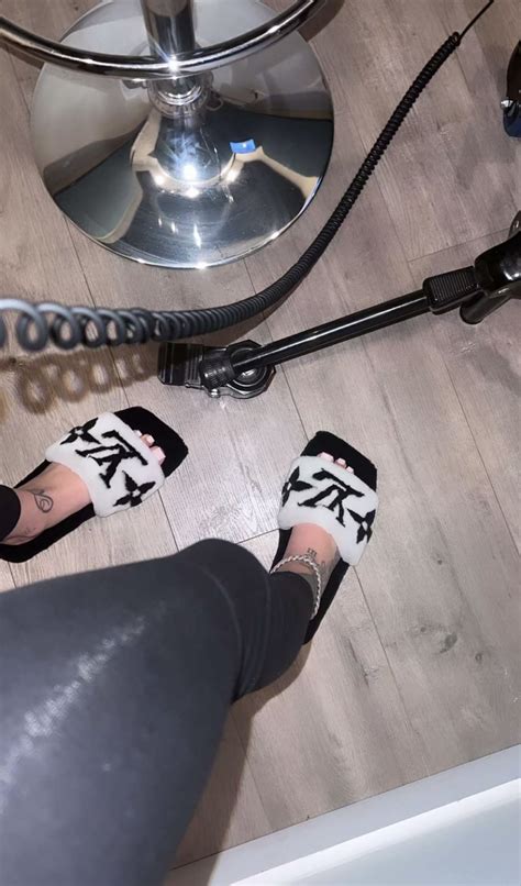 Bhad Bhabie's feet