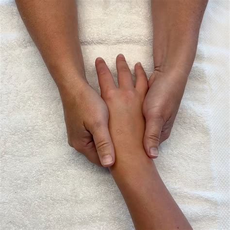 6 Tips For Giving The Perfect Hand Massage