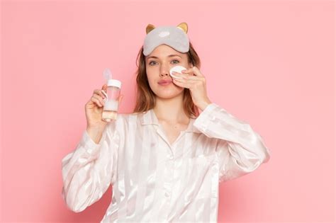 Девушка смывает косметику Изображения – скачать бесплатно на Freepik