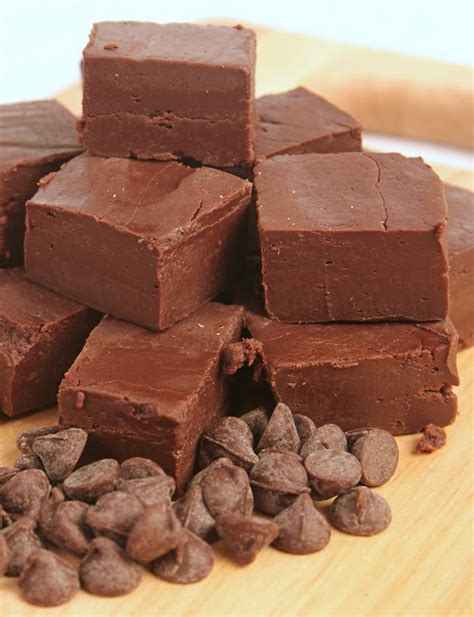 This super easy, 2-Ingredient Chocolate Fudge Recipe (quickly made in ...