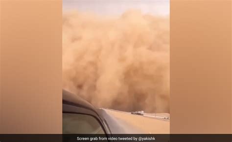 strong winds  sand storm sweeps  egypts cairo