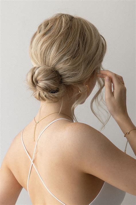 Wedding low bun tutorial | Beachweddingtips.com