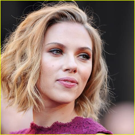 scarlett johansson reveals secret trip  chris evans  visit jeremy
