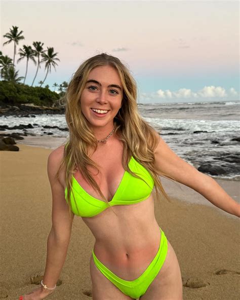 Grace Charis suffers major wardrobe malfunction as she plays golf and