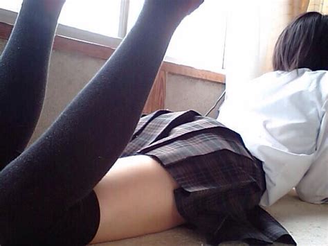 エッチ好きそうな女がニーソでエロポーズで誘ってる画像の頂点を決めようジャマイカ[42枚] | ギャルル