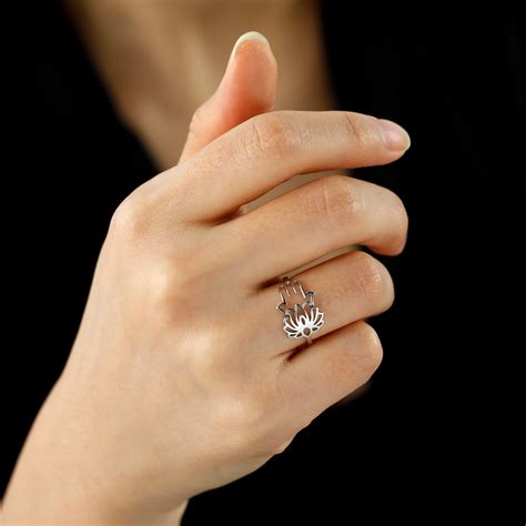 what hand does wedding ring go on