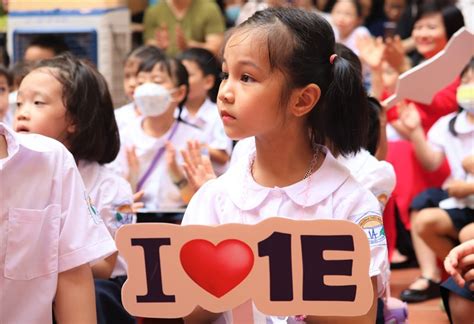 tre lop   hoc phu huynh lo lang giao vien ban ron ren vao nep