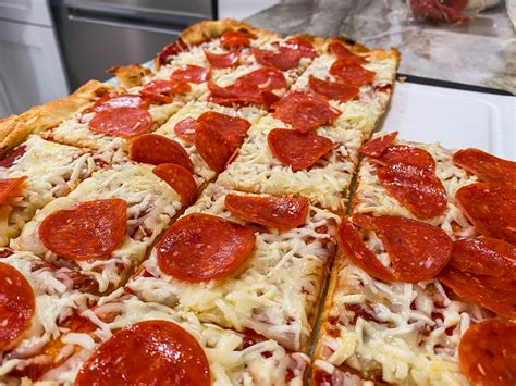 How-To Make Awesome Ohio Valley-Style Pizza - Man Plus Food