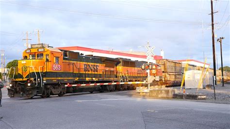 Old BNSF B40-8 Locomotive In Vancouver WA! - YouTube