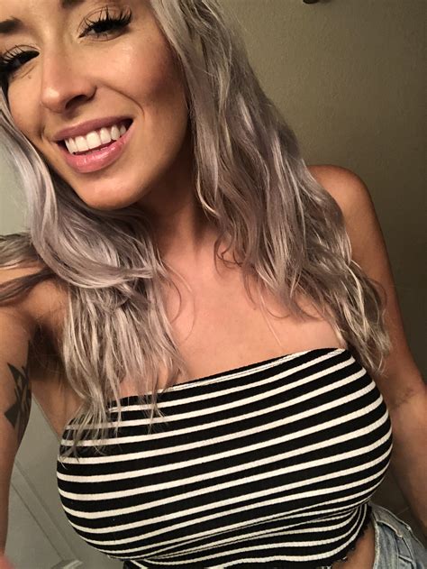 TW Pornstars - 1 pic. Vanessa Skye 💚. Twitter. Left or right? 💛. 7:27