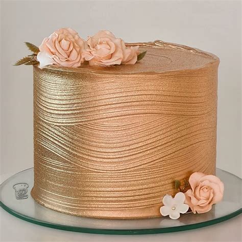 Bolo De Aniversário Dourado - Bolo Dourado e Delicado - Bolos de Aniversário Confeitados