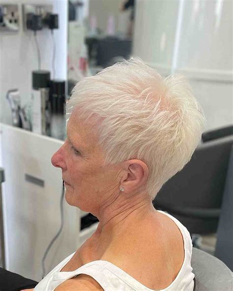This medium short layers haircut has a surprising thinning effect 6
