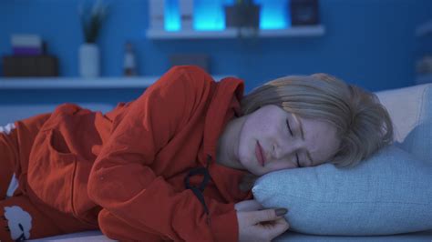 jung blond Frau haben Albtraum beim Nacht. das blond jung Frau hat ein