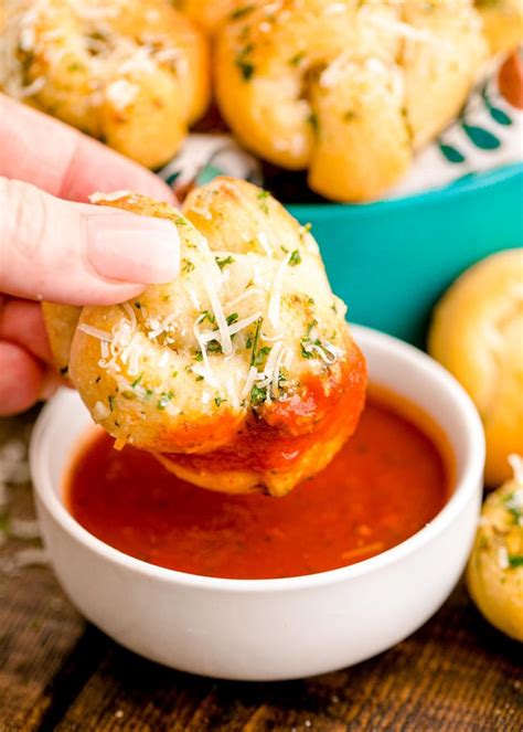 how to make garlic knots with pizza dough