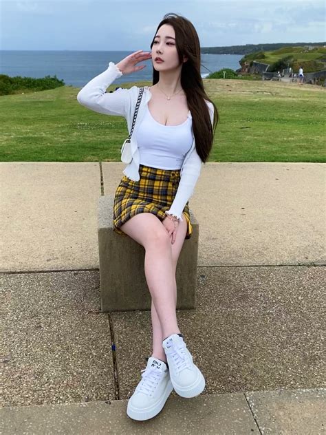 LPL英文流新人解说小姐姐-Kitty日常美照一览：很喜欢比 手势-直播吧