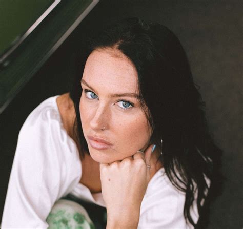 Olivia Cox Unleashes ‘Paris’ – A Bold New Era of Alt-Pop Chaos – FM