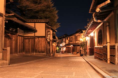 Ninenzaka and Sannenzaka - Traditional Pedestrian Shopping Streets in ...