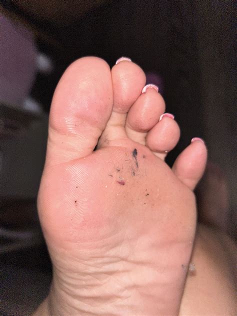 Can you see the toe jam? : r/Dirty_Feet