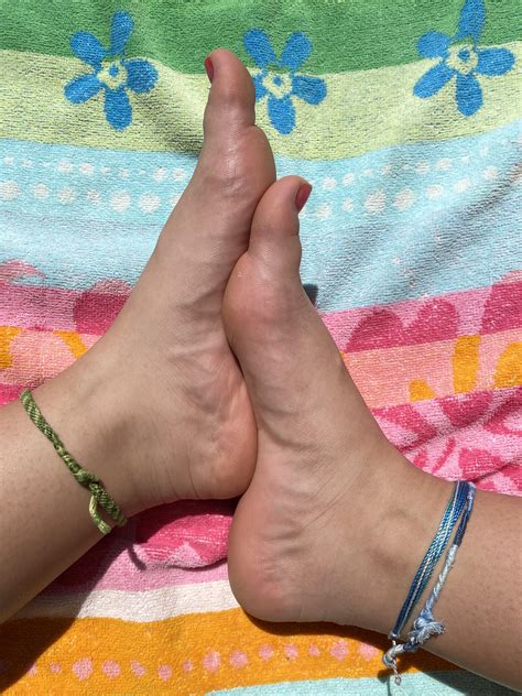 Hot, summer, veiny feet at your service ;)) : r/Rate_my_feet