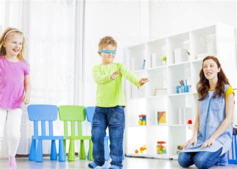 Niños jugando a las escondidas. 831502 Foto de stock en Vecteezy