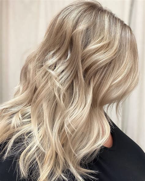 The surprising warm blonde hair color trend for the winter
