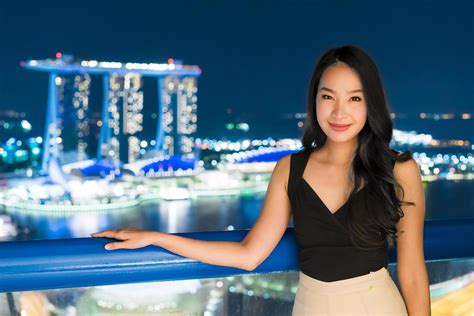 Beautiful Asian women smile and happy with singapore city view 2829928