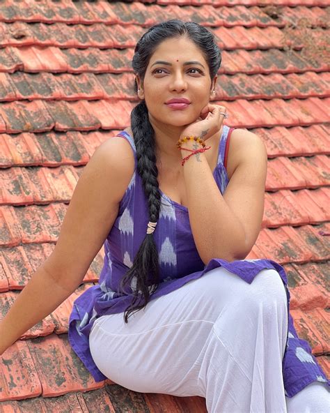 ஸ்லீவ்லெஸ் சுடிதாரில் கிளாமர் போட்டோஷூட்.. 'பாக்கியலட்சுமி' சீரியல்