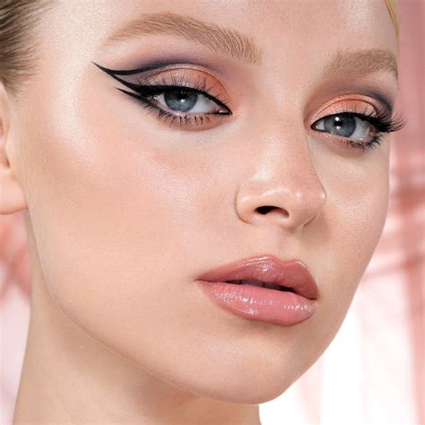 Best Eyeshadow For Blue Eyes: 14 Absolutely Irresistible Makeup Finds!