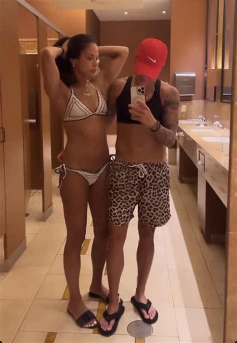 Nany González's feet