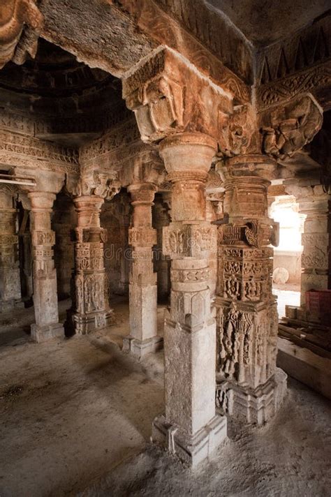 mal estado del interior de los templos de siddheshwar  sus columnas