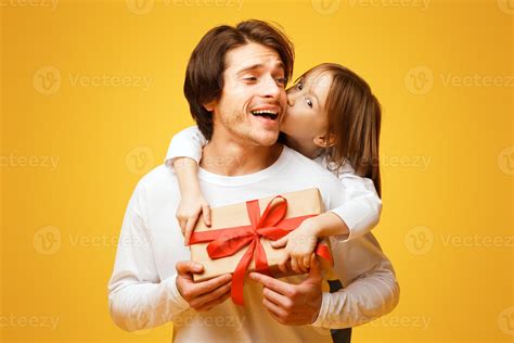 adorable pequeño hija y padre participación regalo caja, niña besos