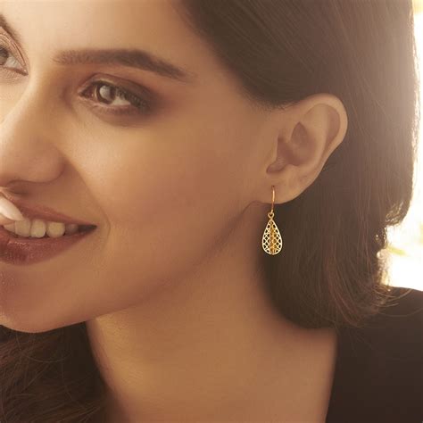 How to Choose the Perfect Earrings for Attached Earlobes - The Caratlane
