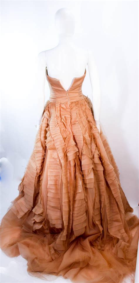 VERA WANG Beige Silk Organza Tulle Pleated Wedding Gown Size 2 at