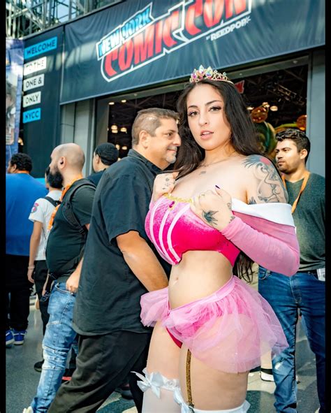 Sammy Torres | Do you like little princesses? 👉👈👑 📸: @sensualstarlets #