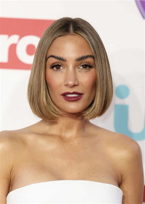 Fashion bloggers are debating the best oval face shape hairstyles 19