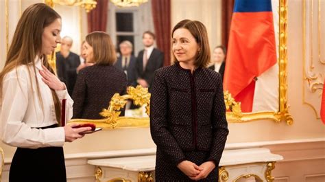 Чешская прима-балерина Алина Нану получила награду из рук Санду в Праге