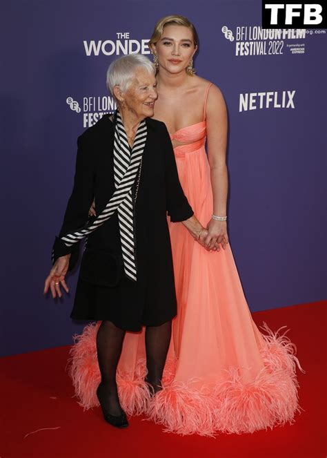 Florence Pugh Stuns on the Red Carpet at “The Wonder” Premiere in