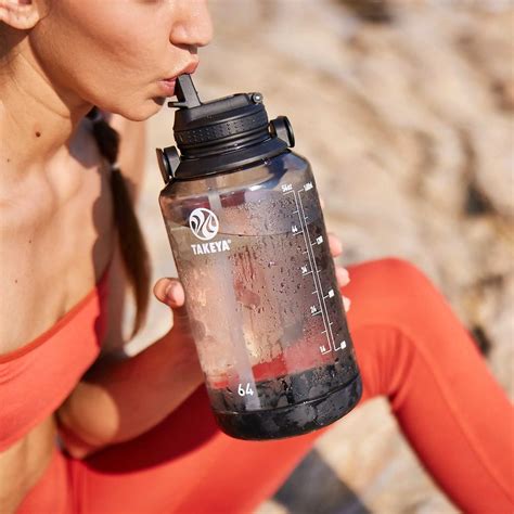 How Many Oz in a Water Bottle? Half-Gallon, 32 oz or 16 oz