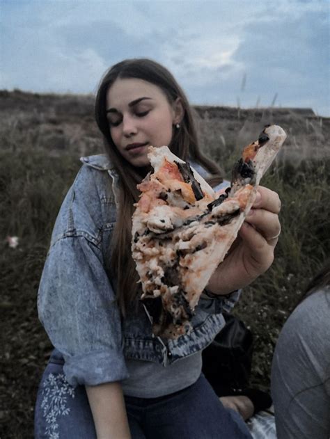 С пиццей в руках | Instagram, Around the worlds