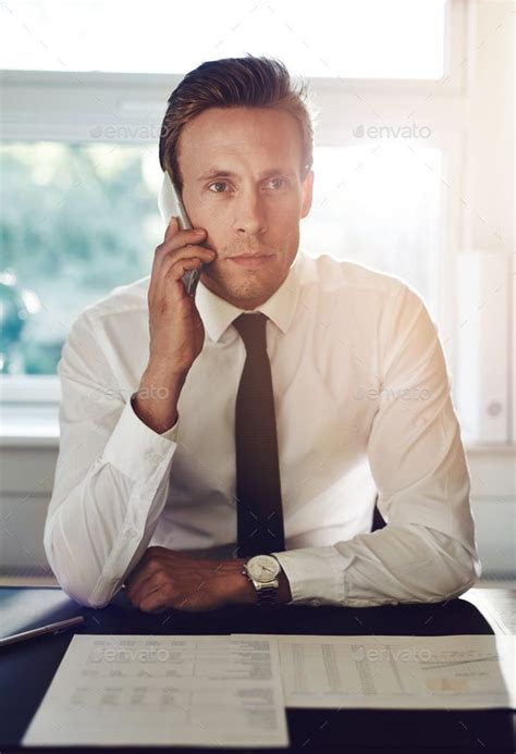 Portrait of business man talking on the phone | Geschäftsportraits ...