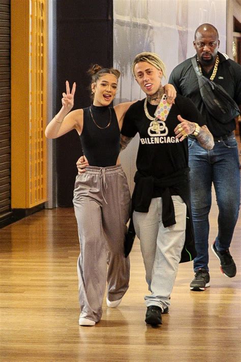 Foto: Mel Maia e MC Daniel posaram para as fotos do paparazzi - Purepeople