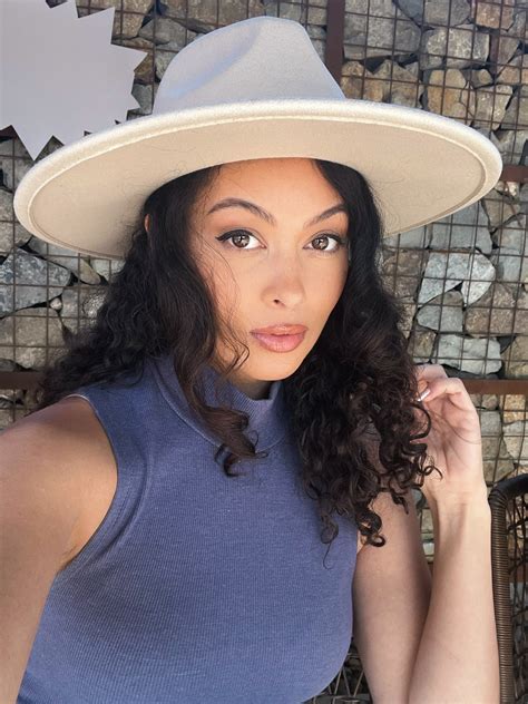 Ashley Doris on Twitter: "Just a Sunday selfie 💙 https://t.co